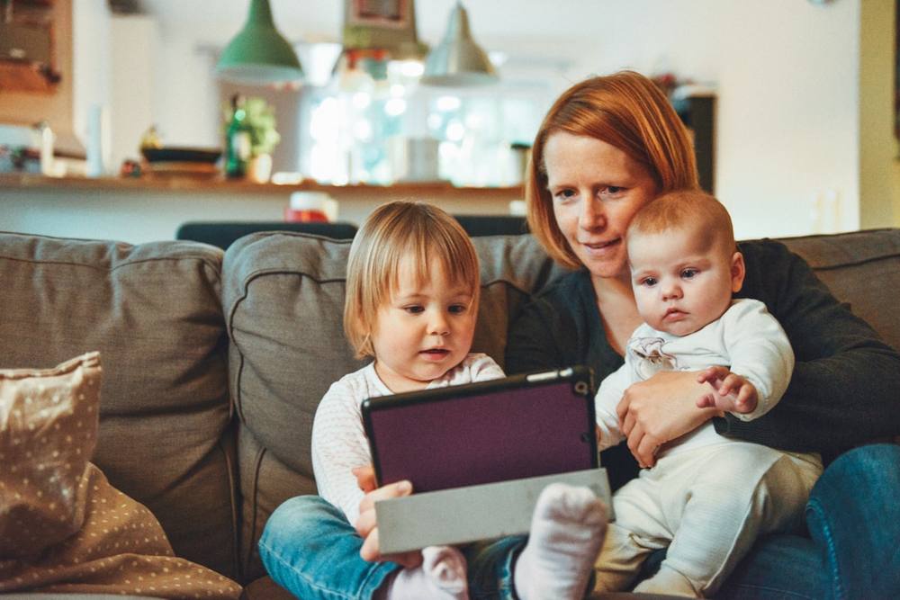 Maman et ses deux jeunes enfants, moment de complicité