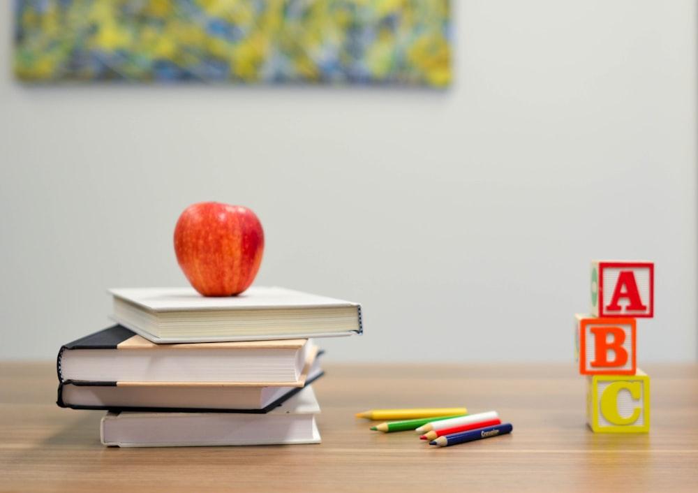 Livres, pomme et cubes de lettres, ambiance de rentrée scolaire
